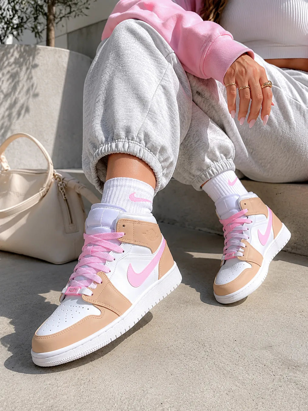 Sneakers rose femme personnalisées avec swoosh rose pastel et finitions premium.